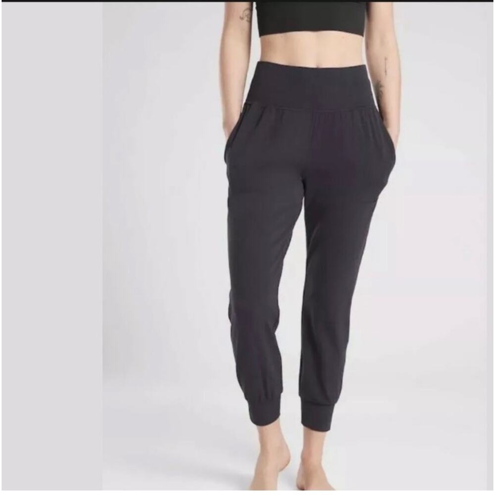ATHLETA Salutation Jogger in Powervita Yoga Pilates Pants Black, Medium Petite